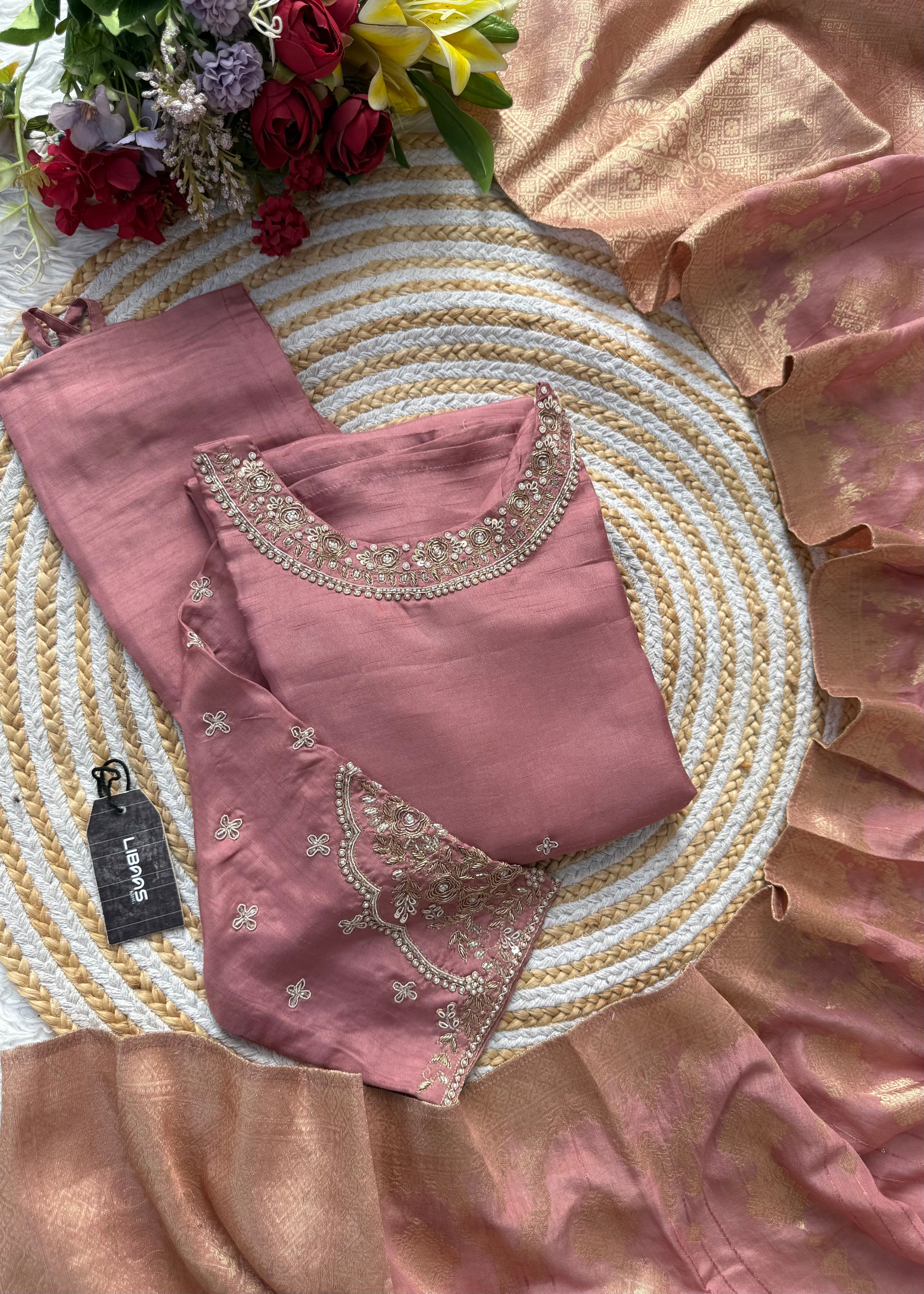 “ANOLA” A very beautiful piece with heavy handwork set 🛍️