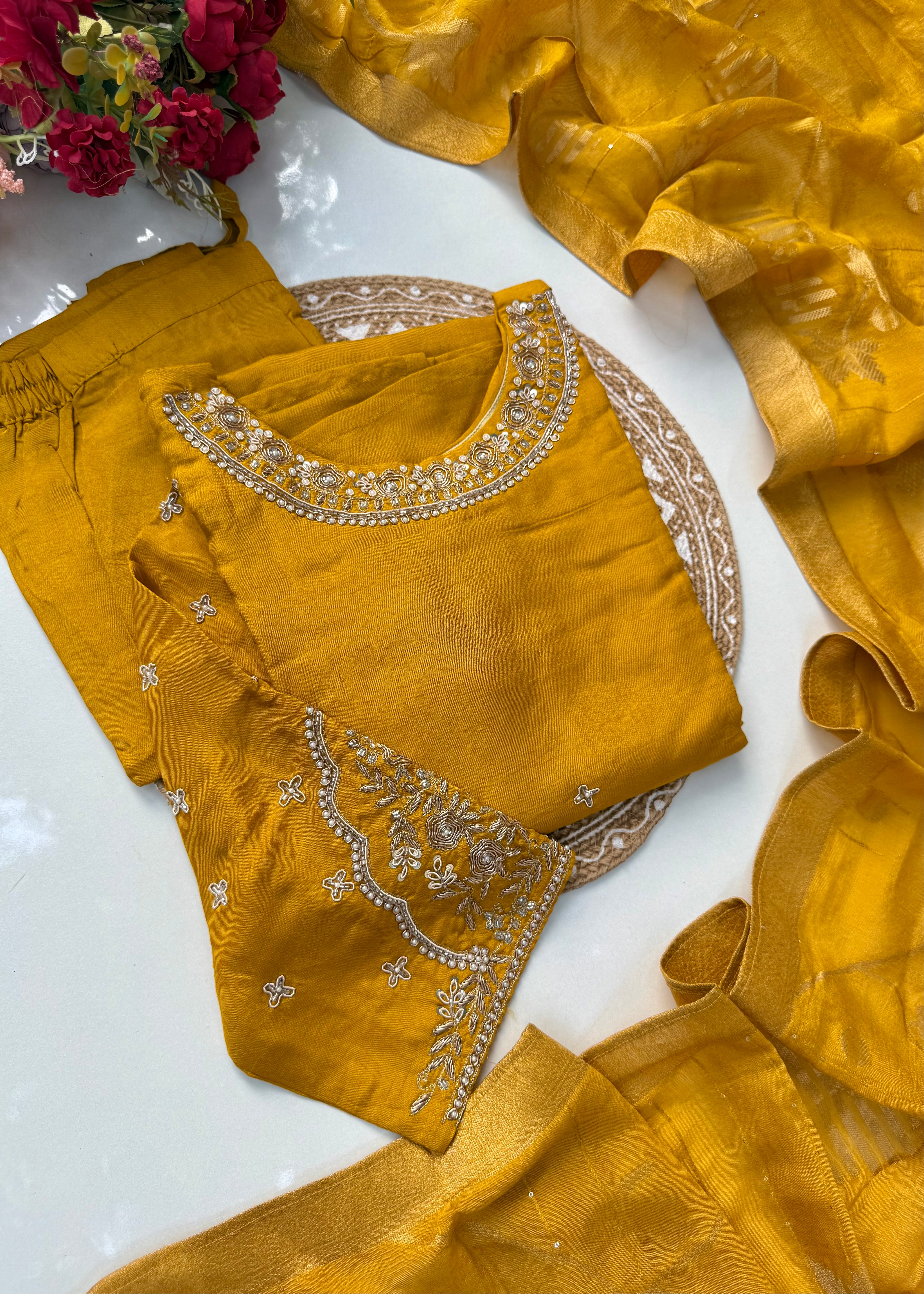 “ANOLA” A very beautiful piece with heavy handwork set 🛍️