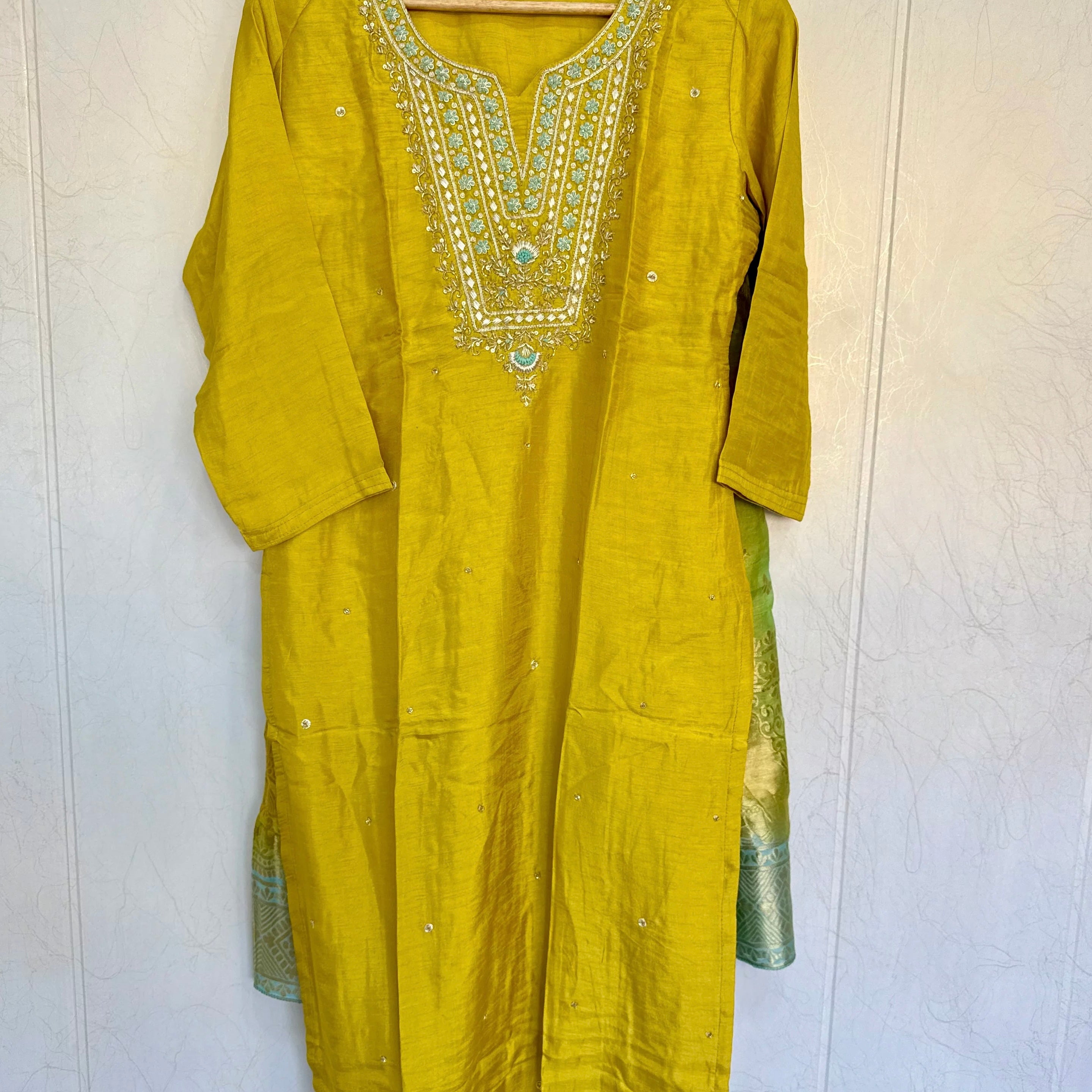 “Hareef” Premium festive wear Dola silk suit set 🛍️
