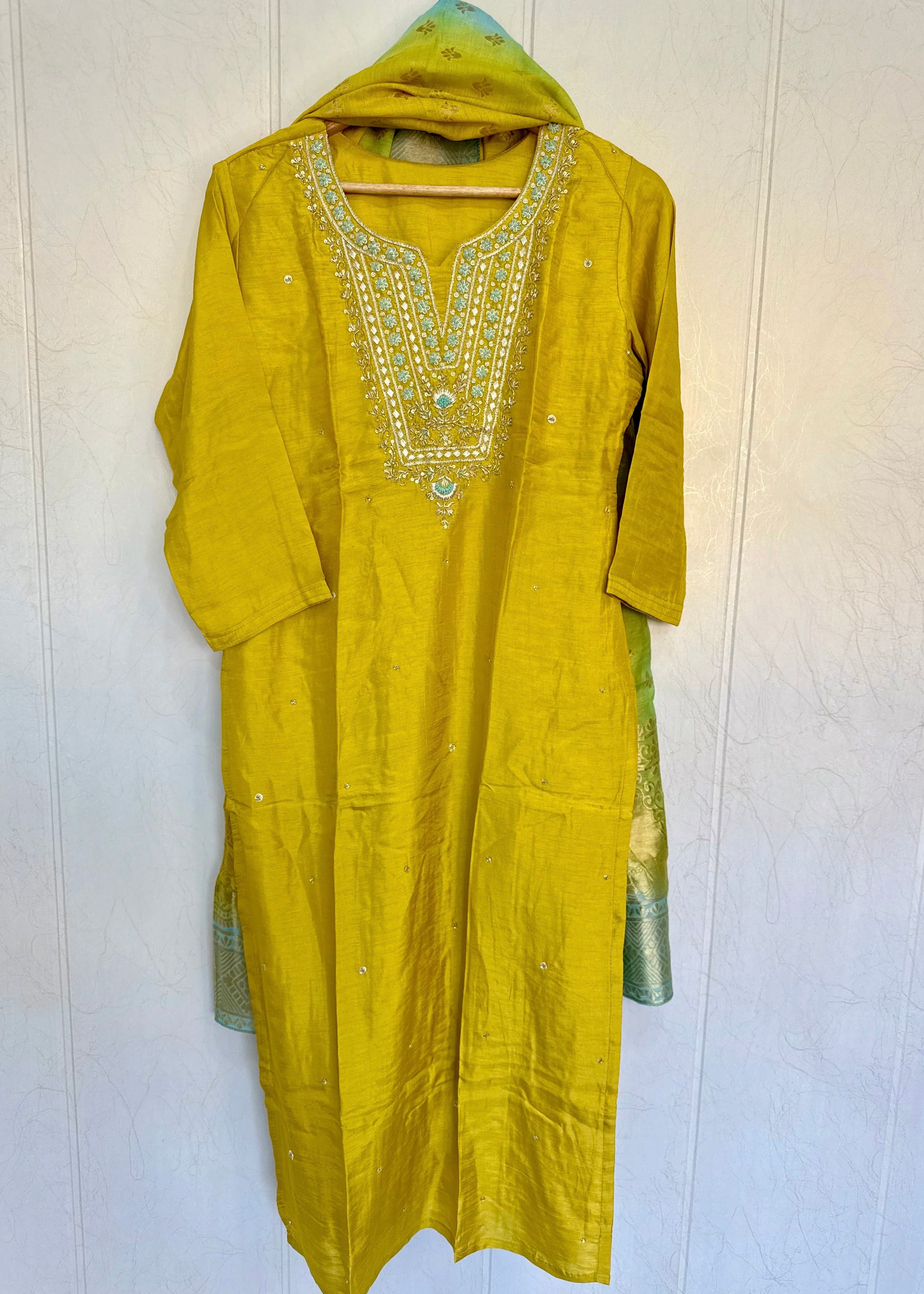 “Hareef” Premium festive wear Dola silk suit set 🛍️