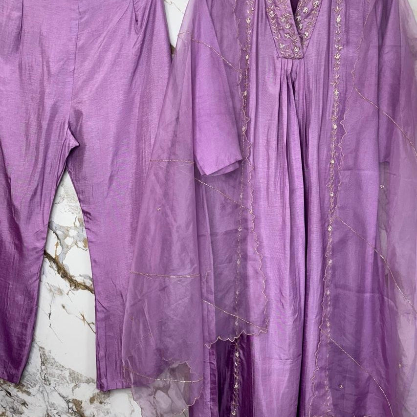 “Eira” Dusty Lavender Heavy handwork Dola silk A line kurti set 🛍️