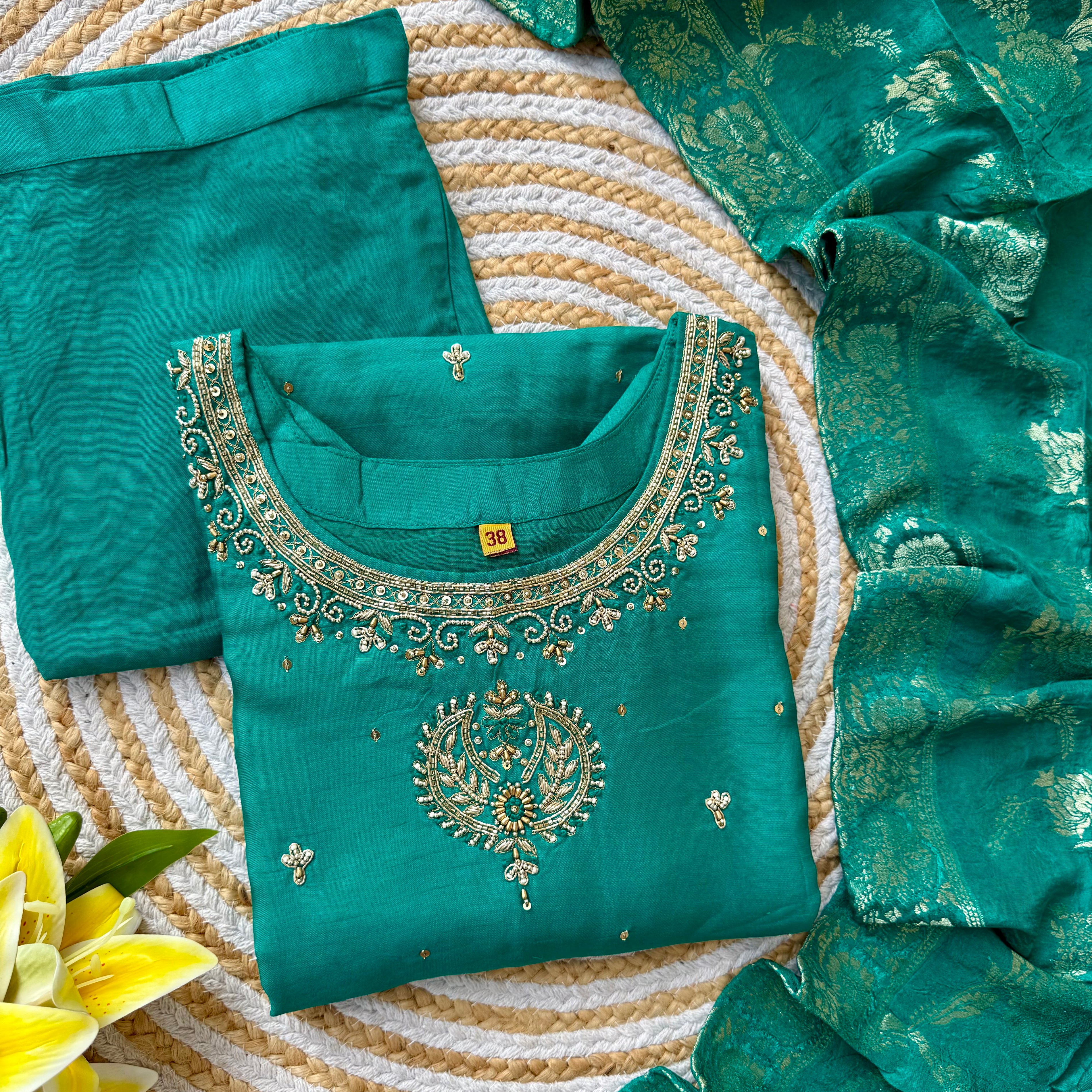 “Riddhi” Premium festive wear Rama green Dola silk kurti set 🛍️