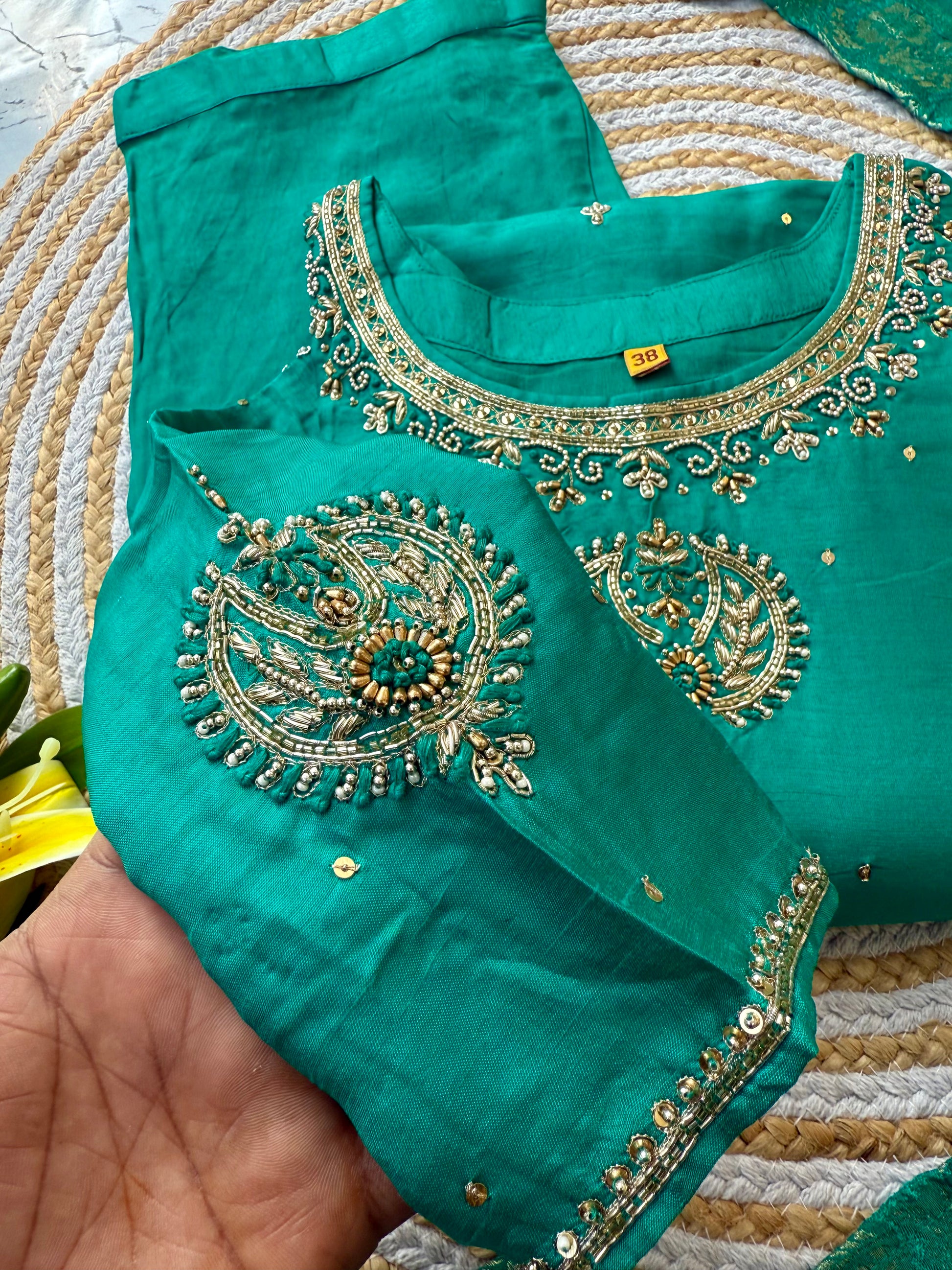 “Riddhi” Premium festive wear Rama green Dola silk kurti set 🛍️