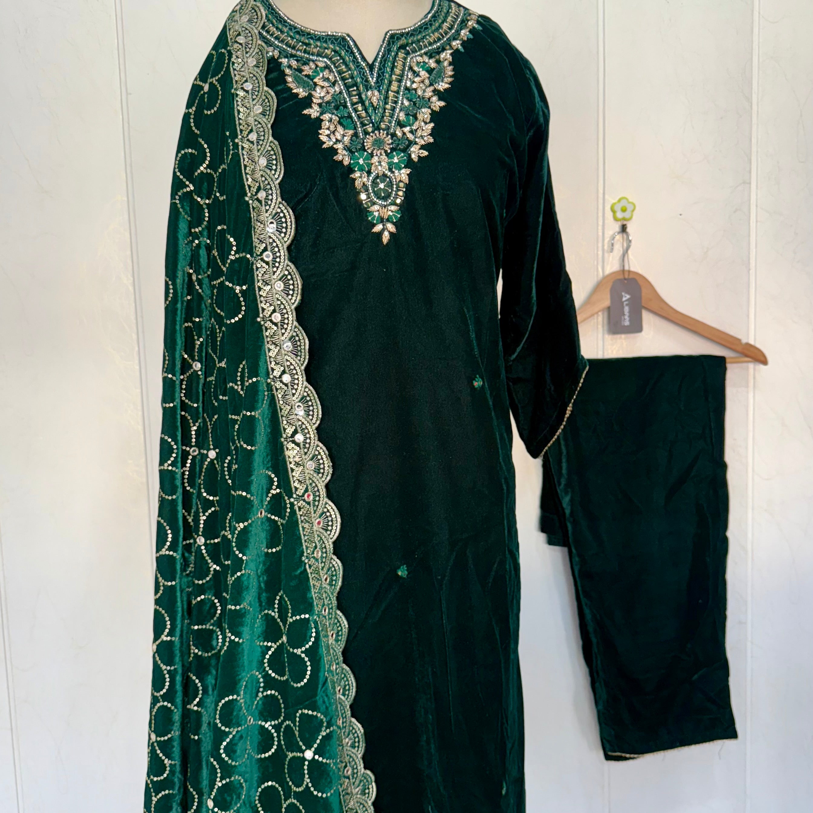 “Zara” Premium heavy velvet handwork suit with shawl set