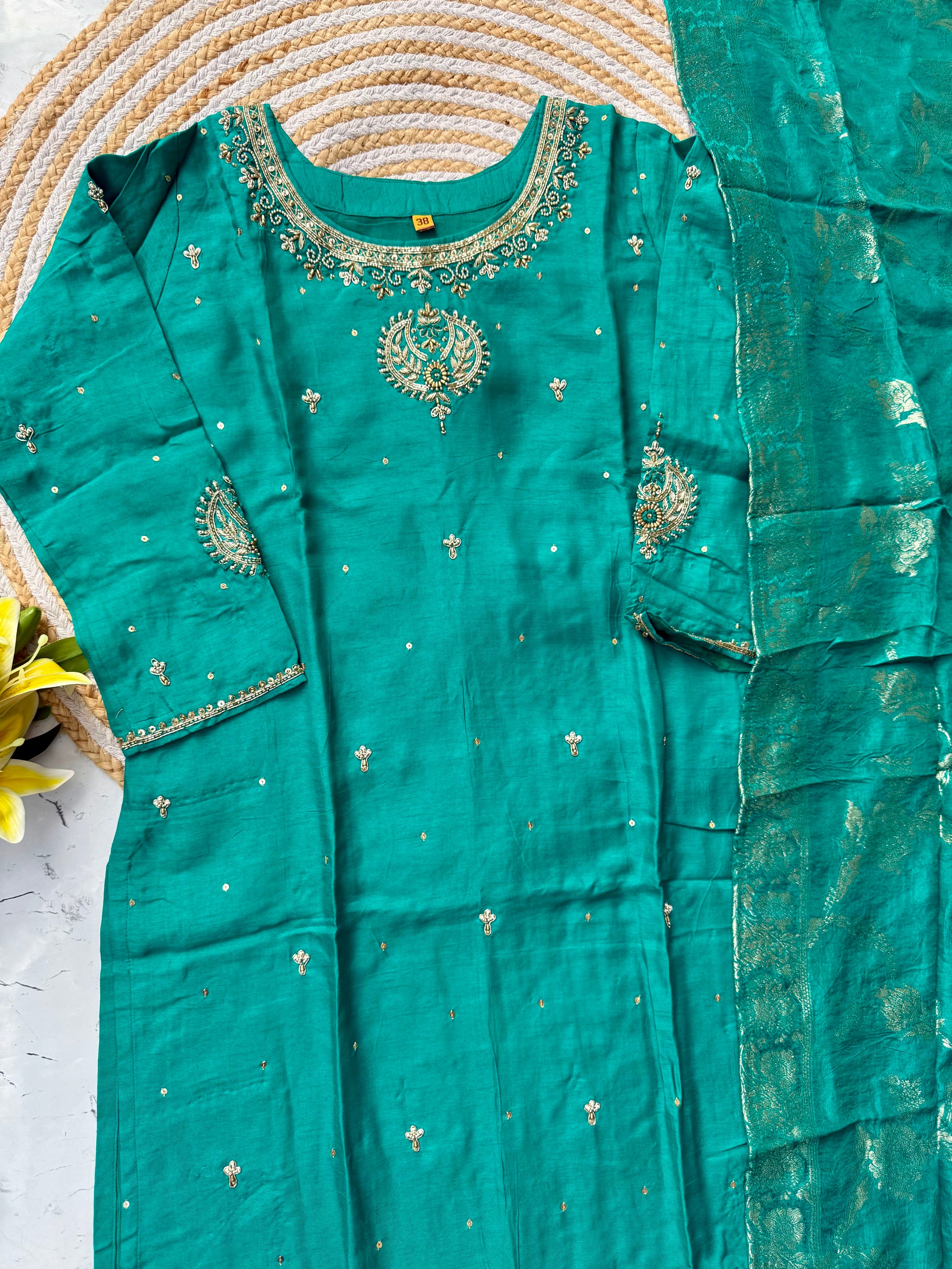 “Riddhi” Premium festive wear Rama green Dola silk kurti set 🛍️