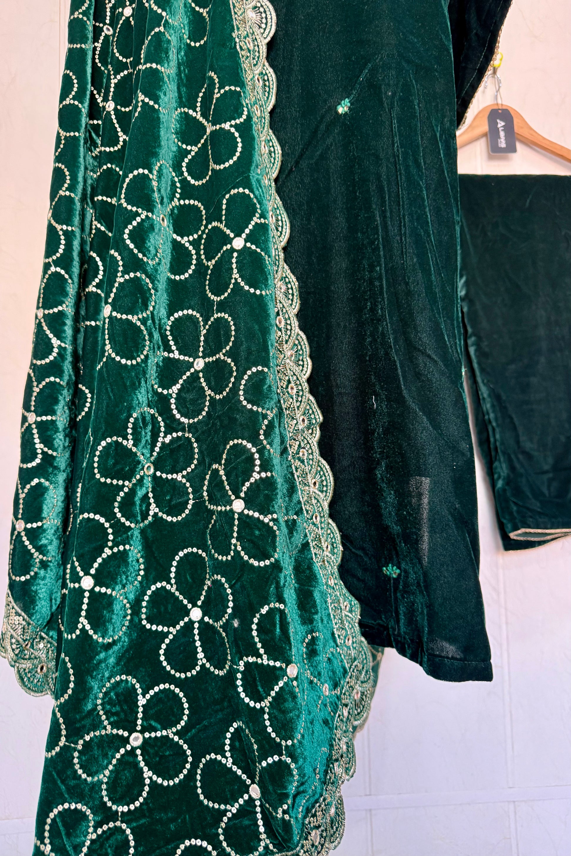 “Zara” Premium heavy velvet handwork suit with shawl set