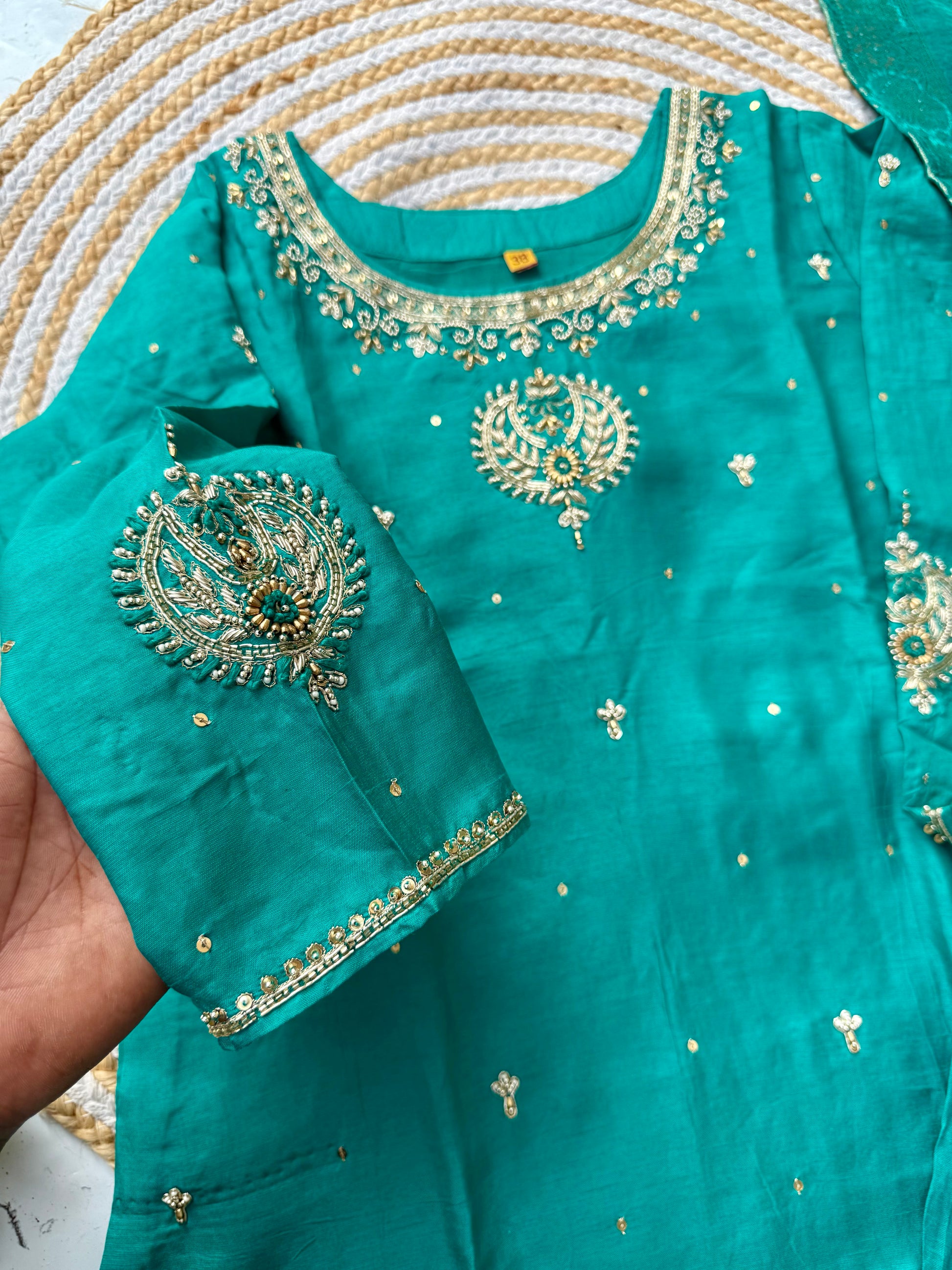 “Riddhi” Premium festive wear Rama green Dola silk kurti set 🛍️