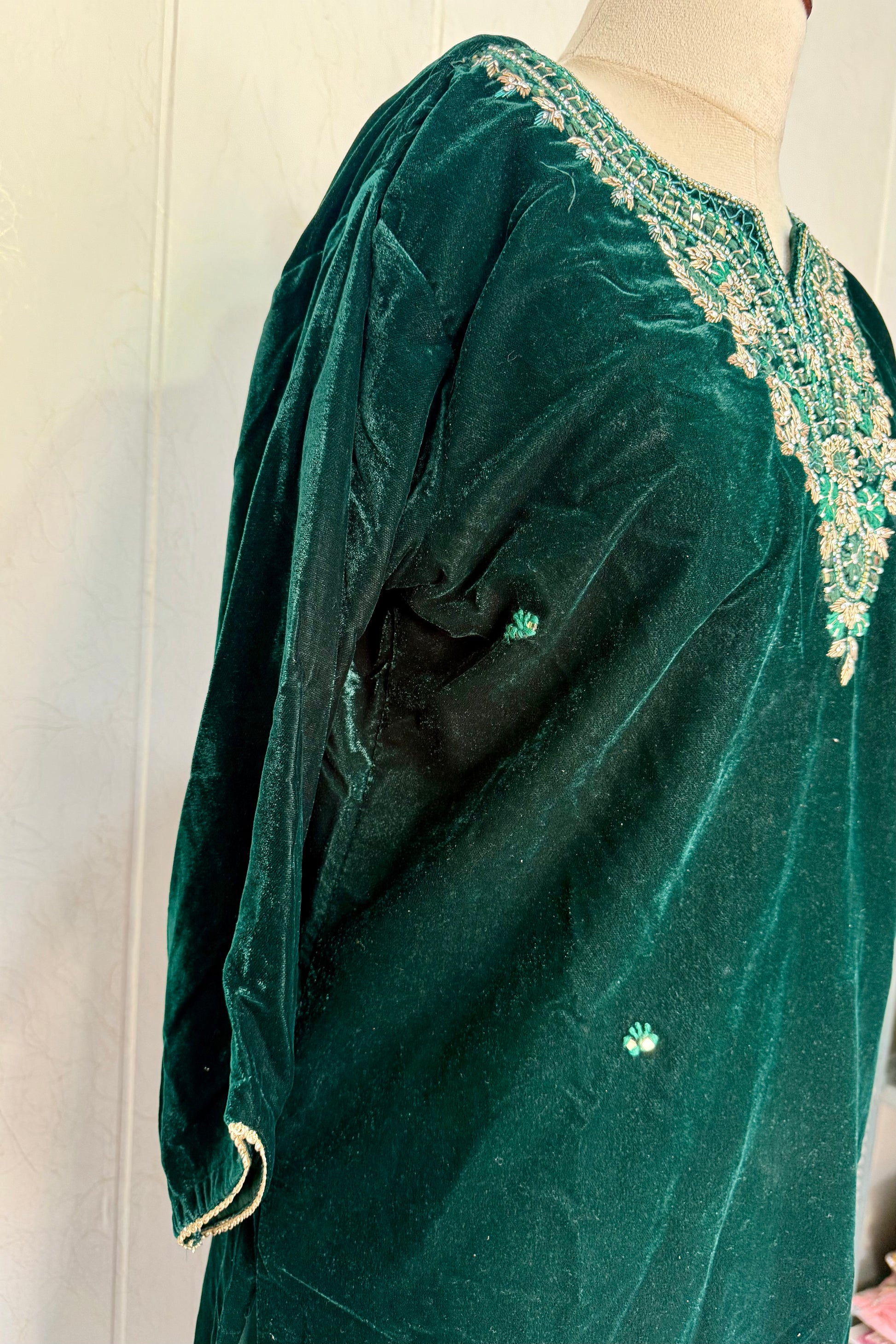 “Zara” Premium heavy velvet handwork suit with shawl set