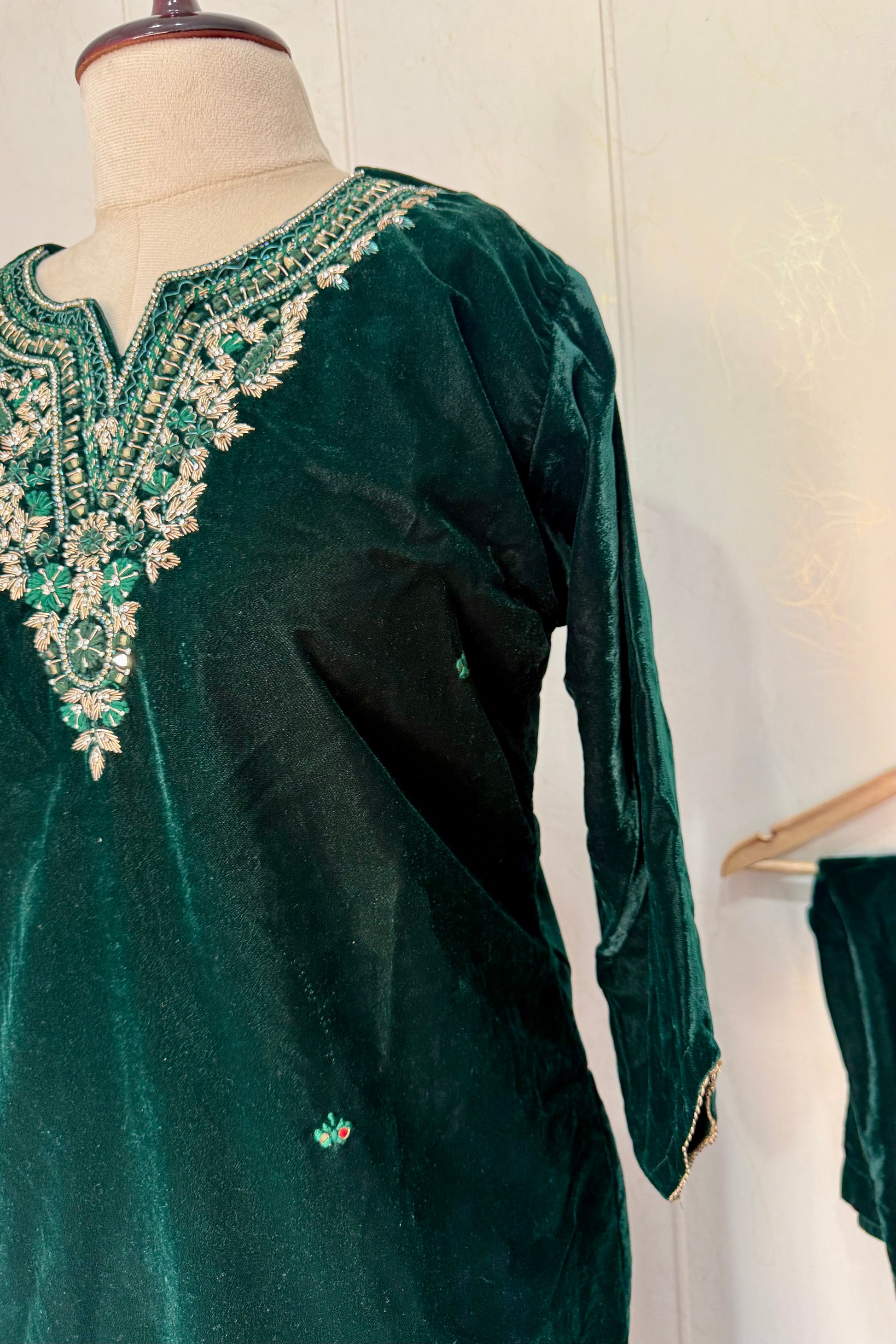 “Zara” Premium heavy velvet handwork suit with shawl set