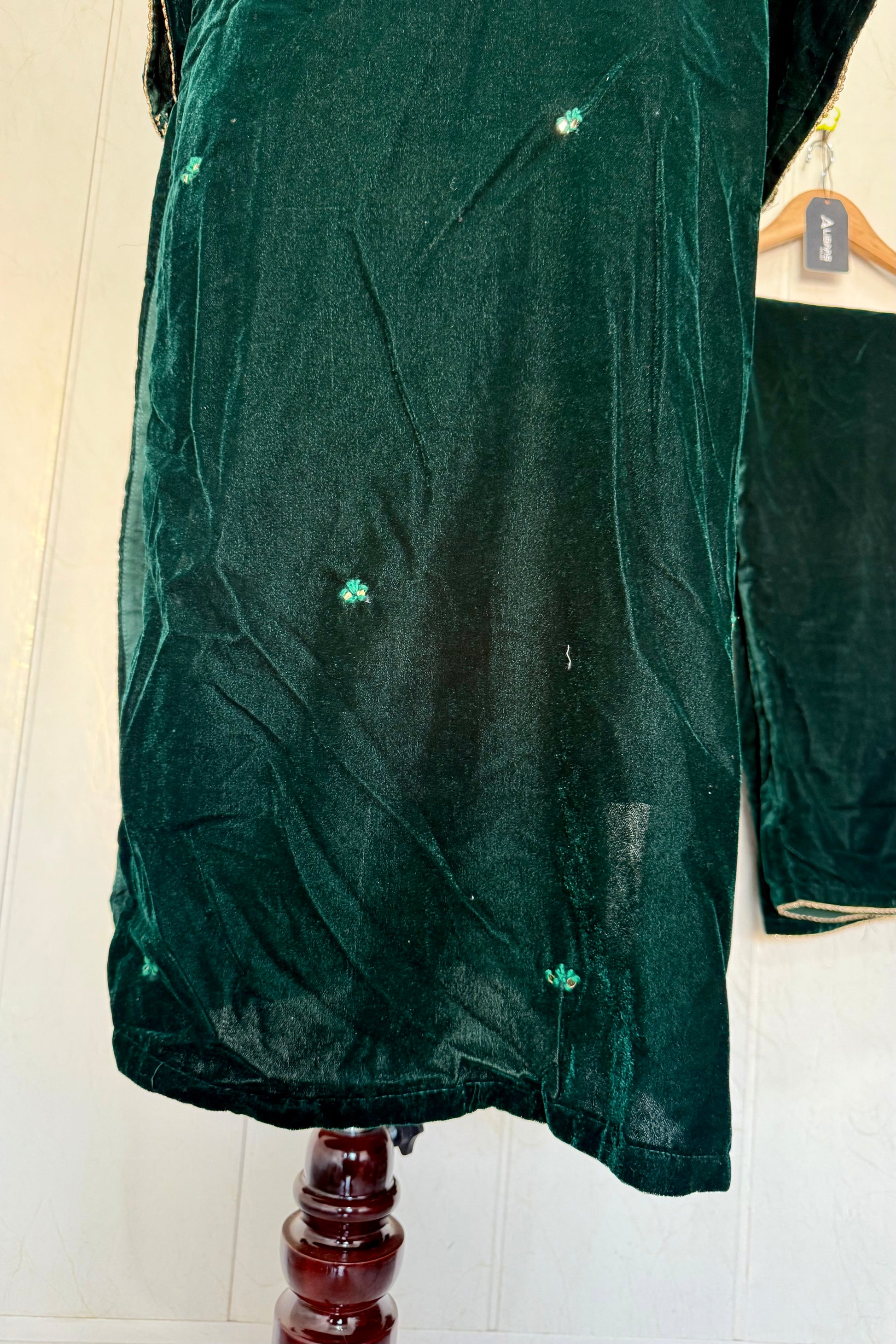“Zara” Premium heavy velvet handwork suit with shawl set