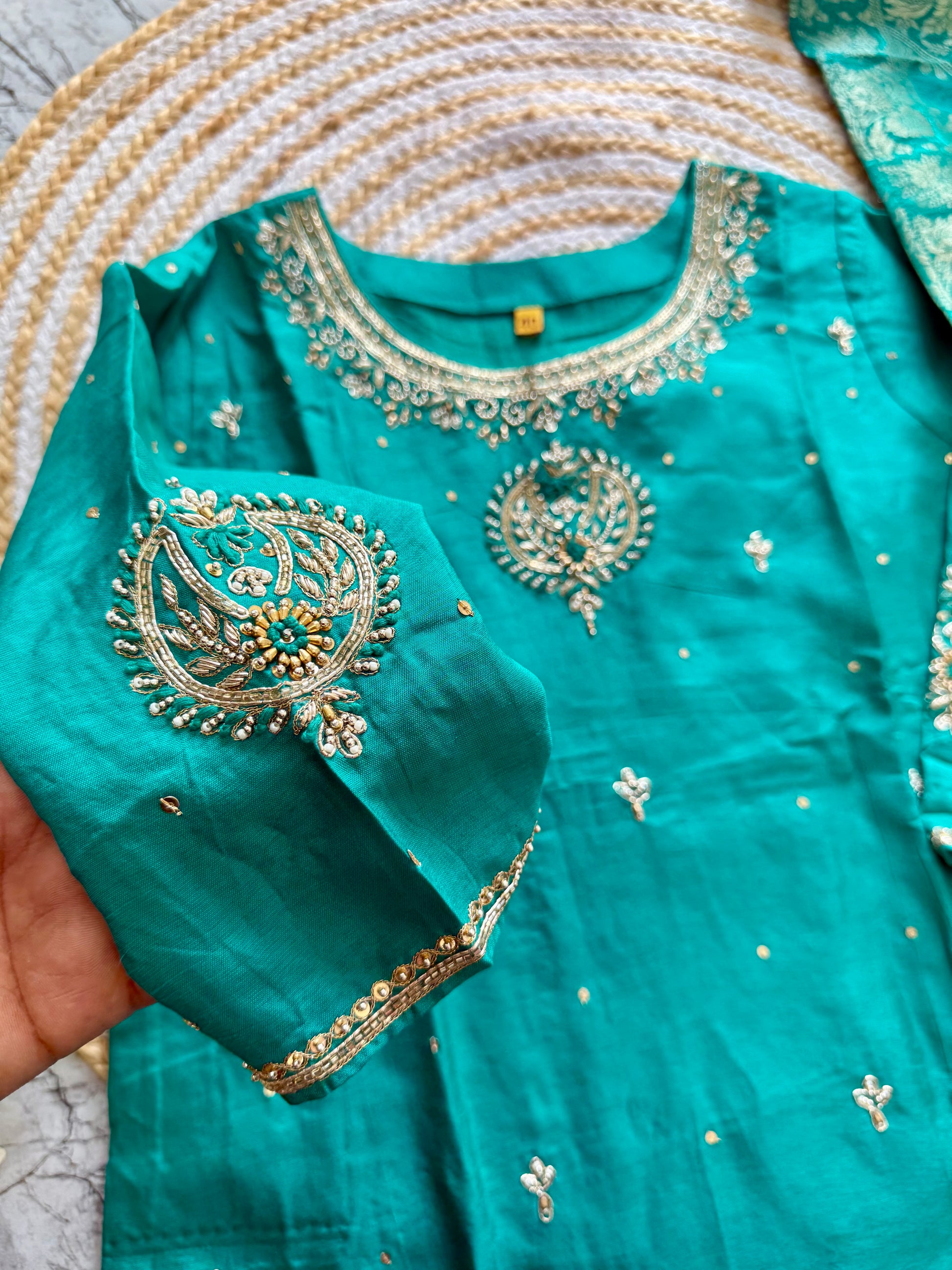 “Riddhi” Premium festive wear Rama green Dola silk kurti set 🛍️