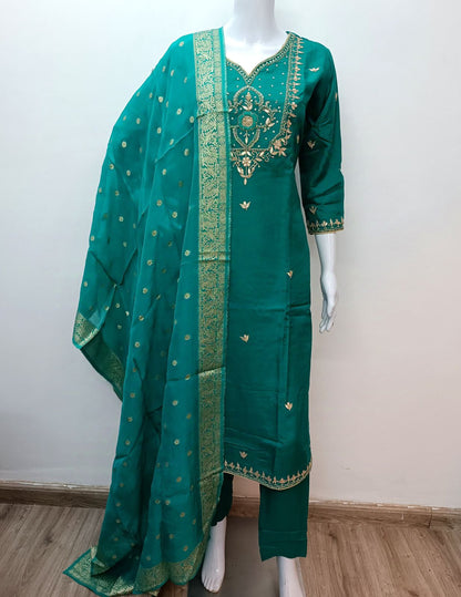 “RIWAYAT” Premium festive wear Rama green Dola silk set 🛍️