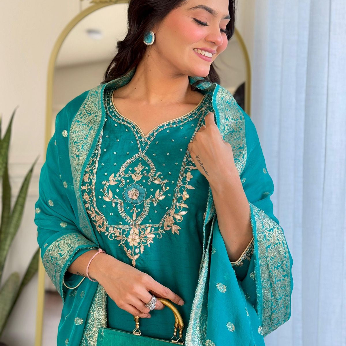 “RIWAYAT” Premium festive wear Rama green Dola silk set 🛍️