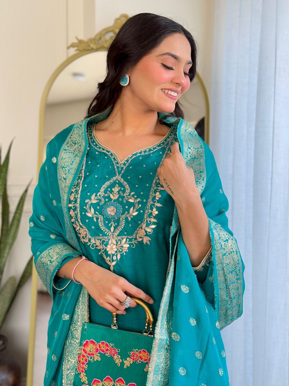 “RIWAYAT” Premium festive wear Rama green Dola silk set 🛍️