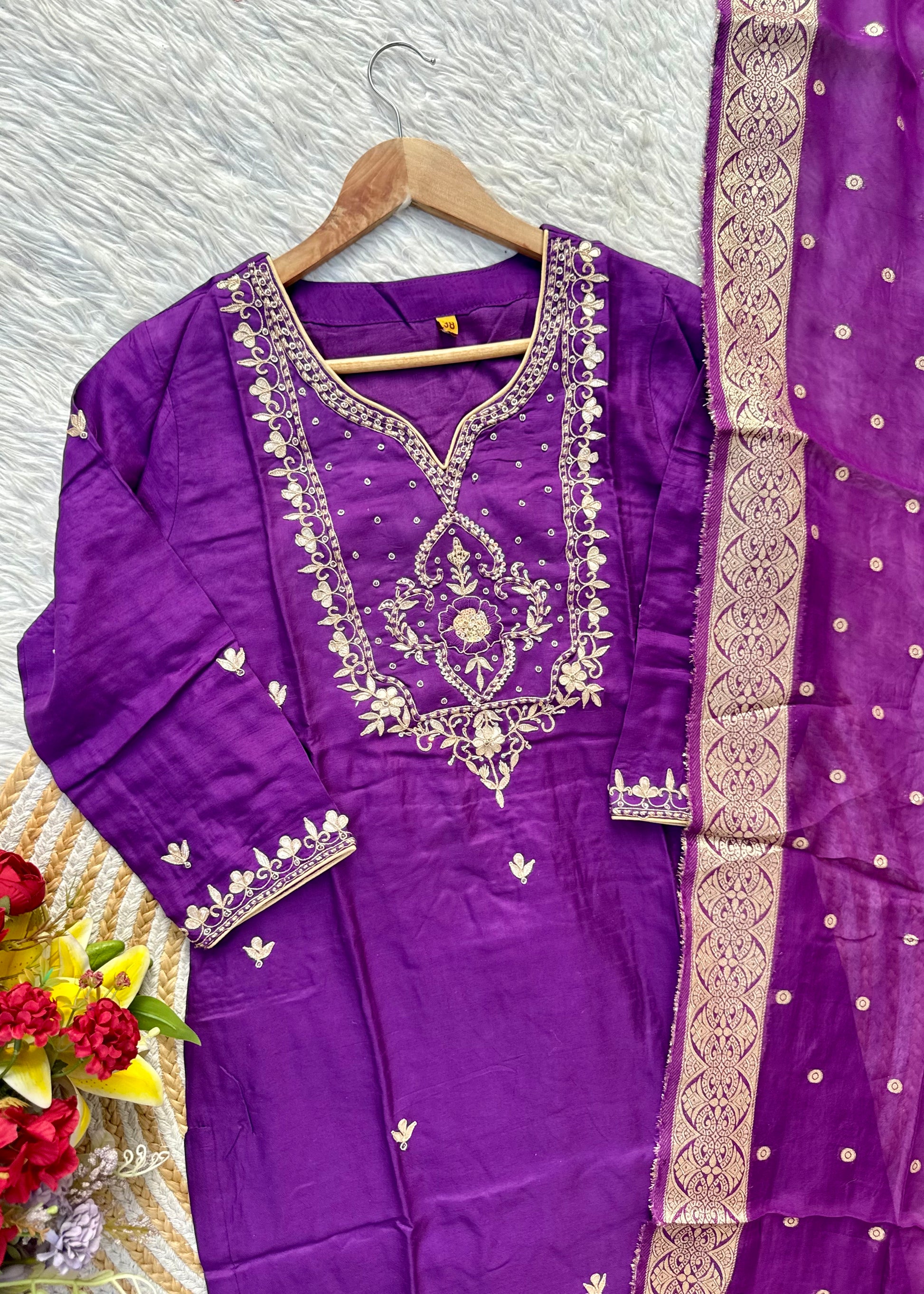 “RIWAYAT” Premium festive wear Dola silk set 🛍️