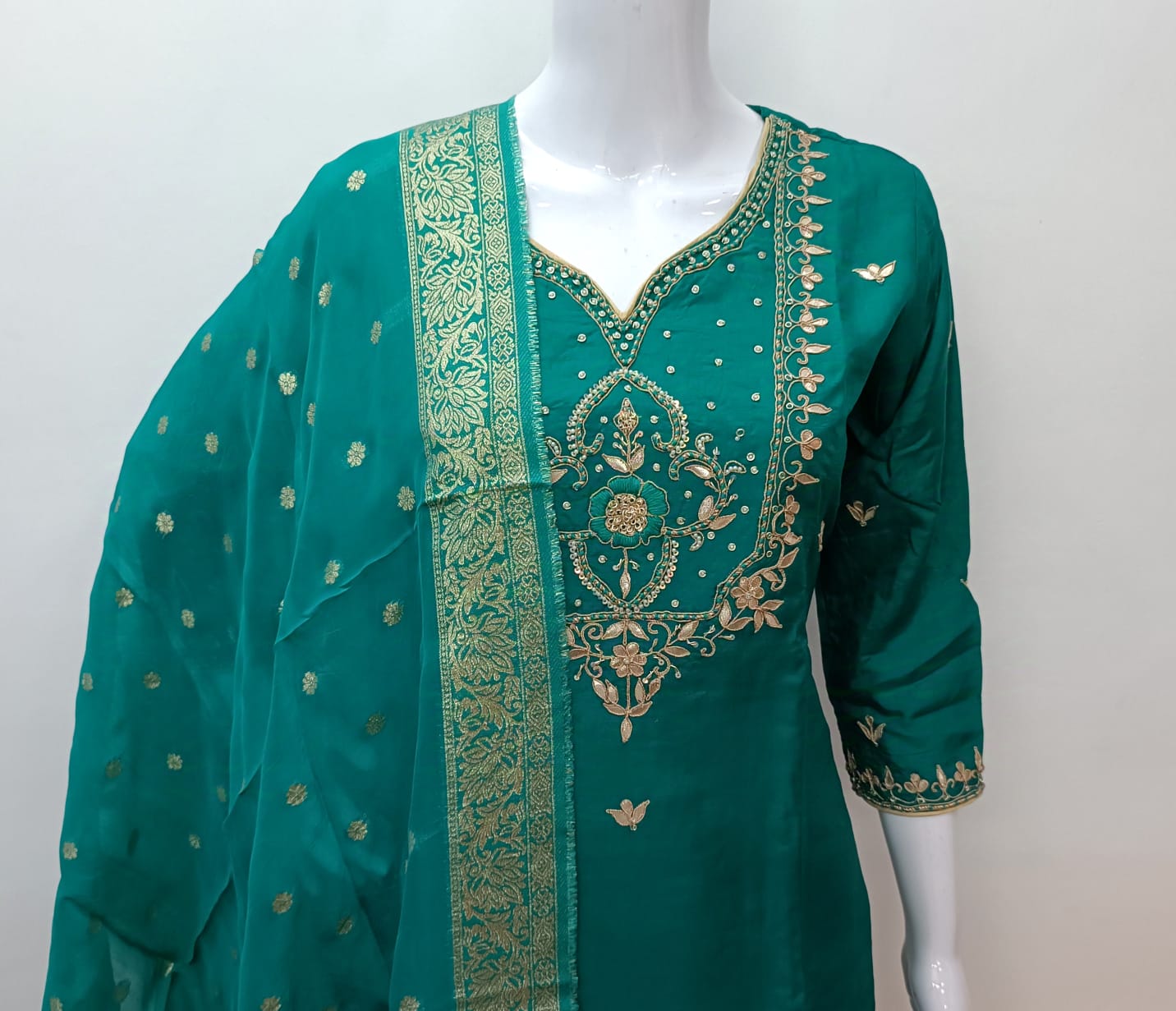 “RIWAYAT” Premium festive wear Rama green Dola silk set 🛍️