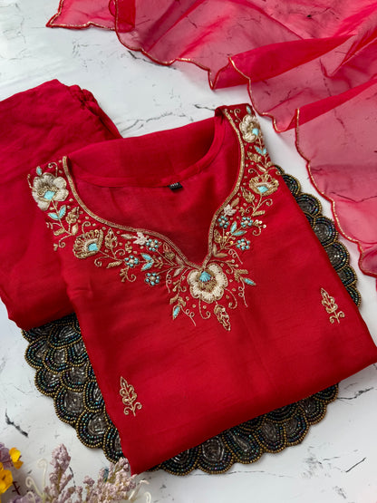 “Amaira” A very beautiful dola silk handwork set 🛍️