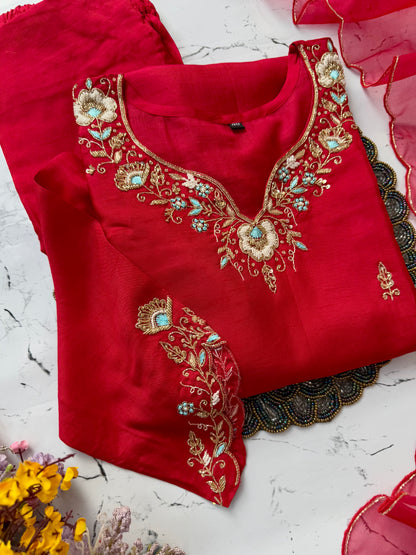 “Amaira” A very beautiful dola silk handwork set 🛍️