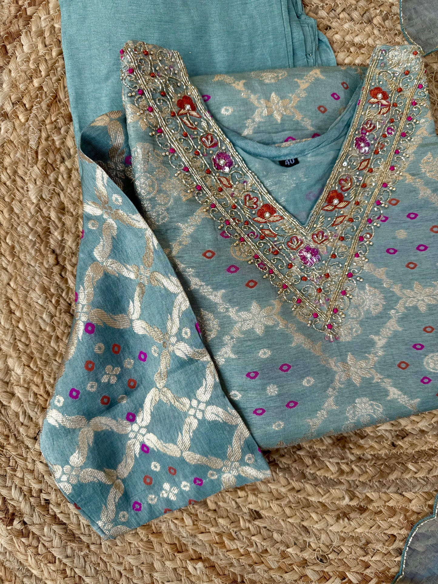 “Gaytri” Beautiful  jacquard silk kurti pant with dupatta set 🛍️♥️