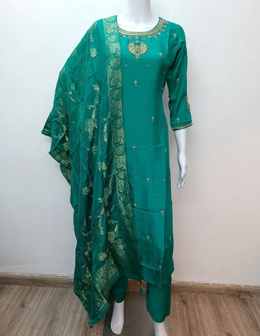 “Riddhi” Premium festive wear Rama green Dola silk kurti set 🛍️