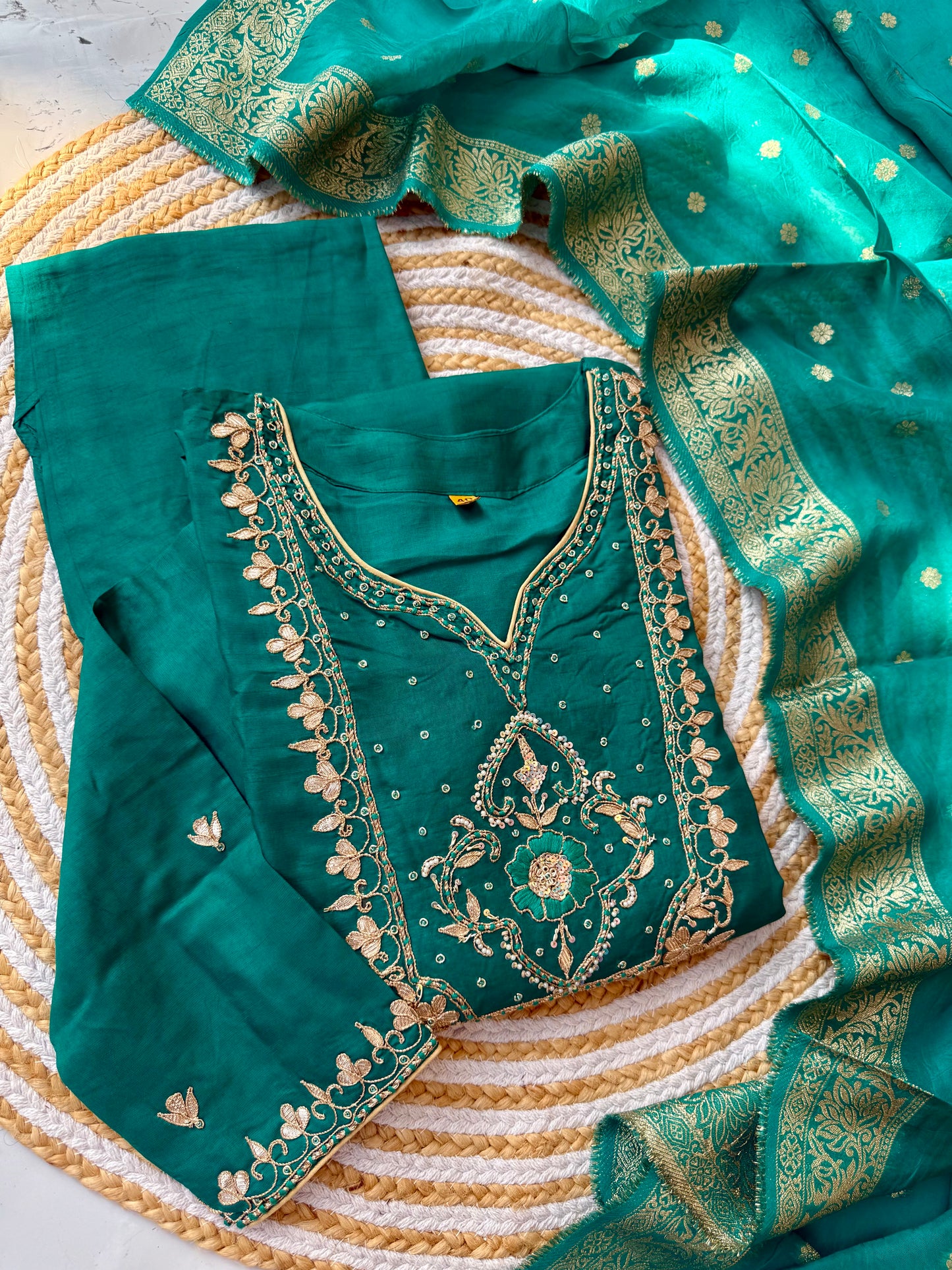 “RIWAYAT” Premium festive wear Rama green Dola silk set 🛍️