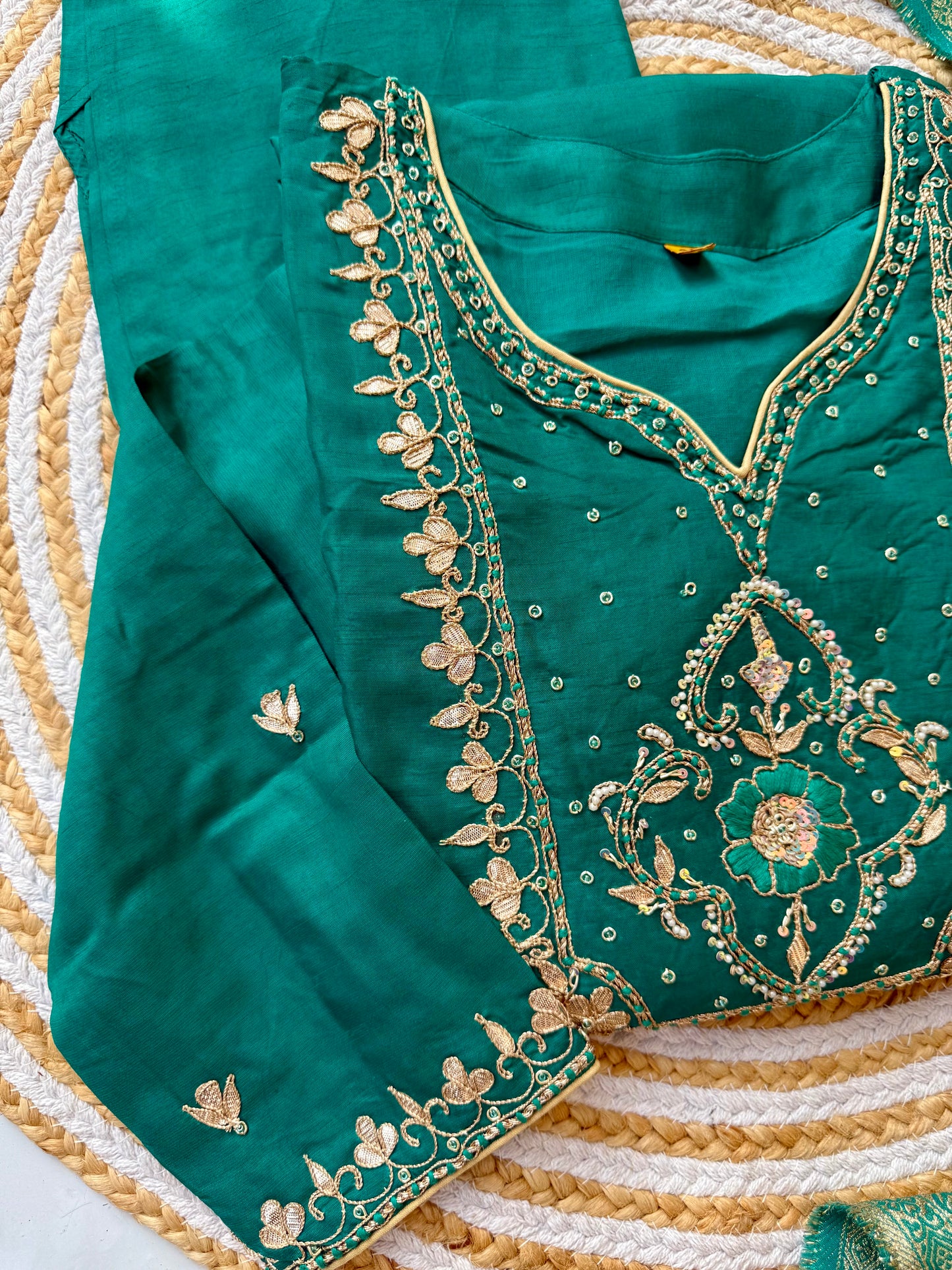 “RIWAYAT” Premium festive wear Rama green Dola silk set 🛍️