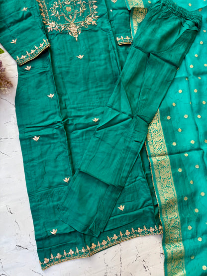 “RIWAYAT” Premium festive wear Rama green Dola silk set 🛍️