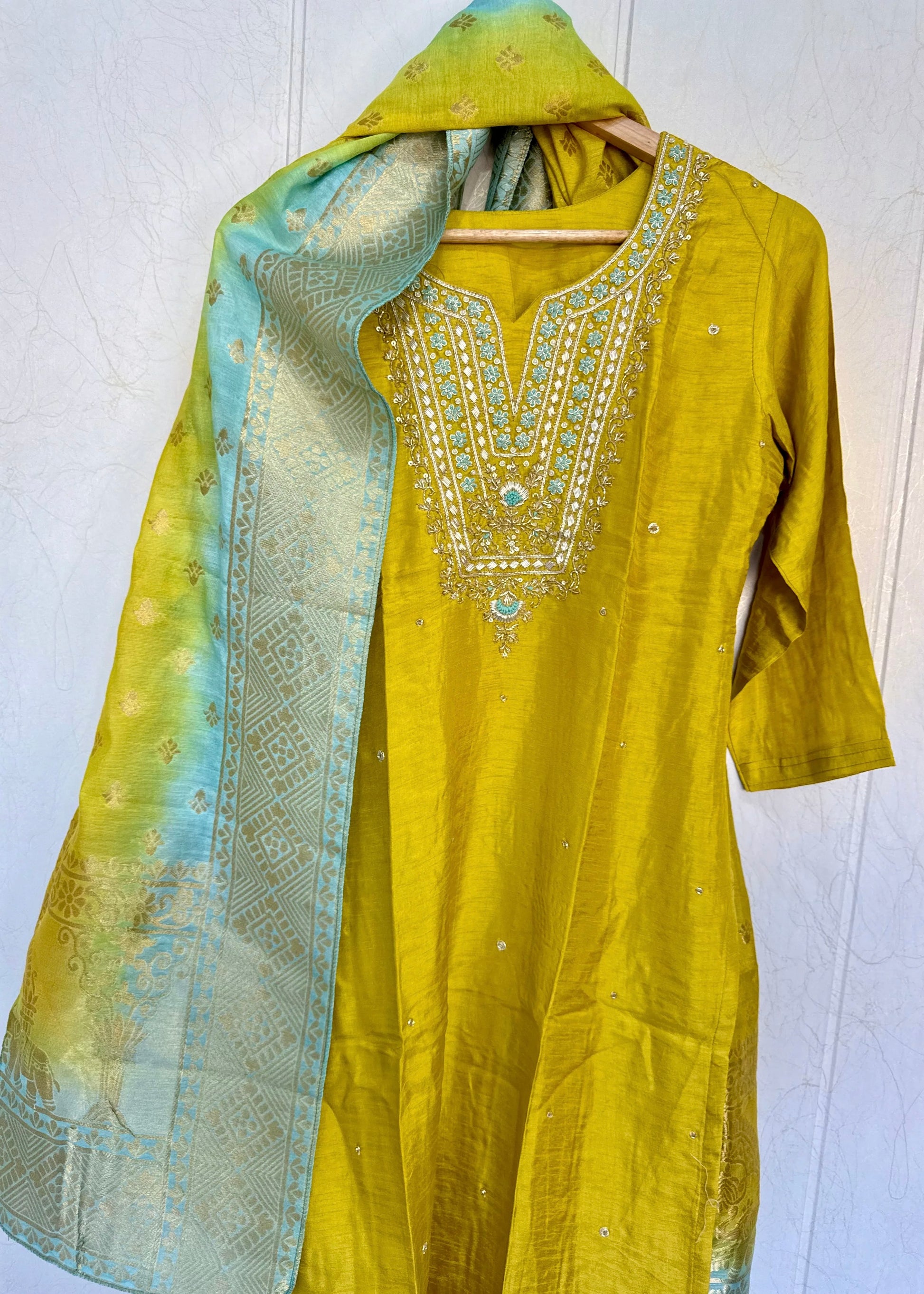 “Hareef” Premium festive wear Dola silk suit set 🛍️