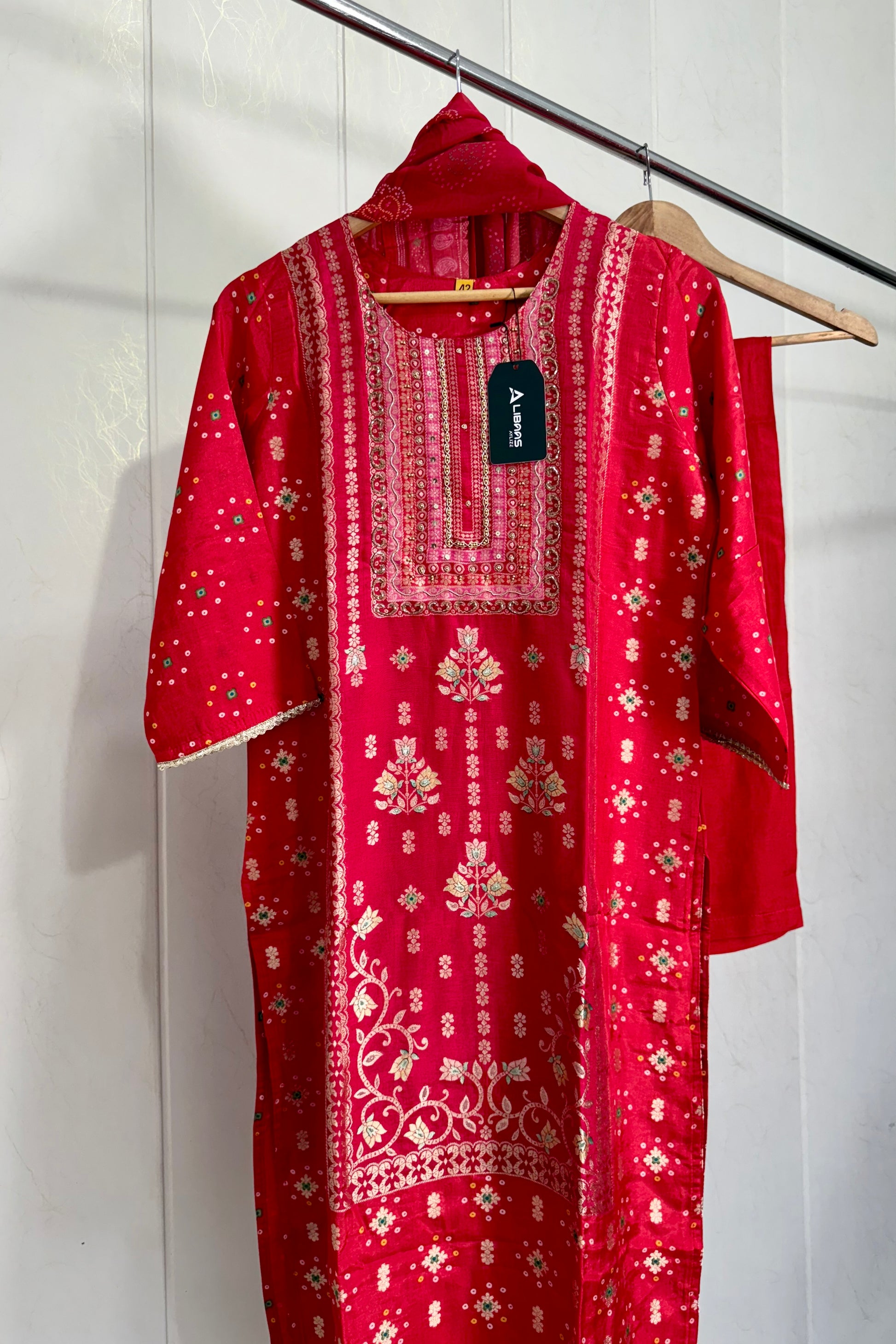 “Mustarab” Beautiful jacquard silk kurti pant with dupatta set 🛍️