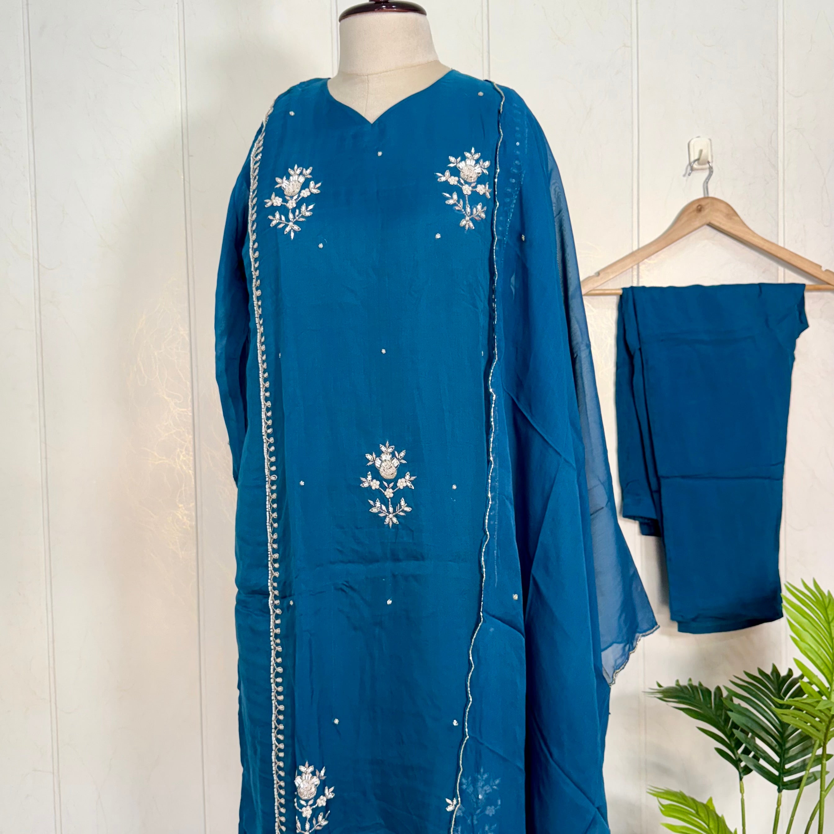 “Ujjwal” Trending Organza Viscose Suit set 🛍️