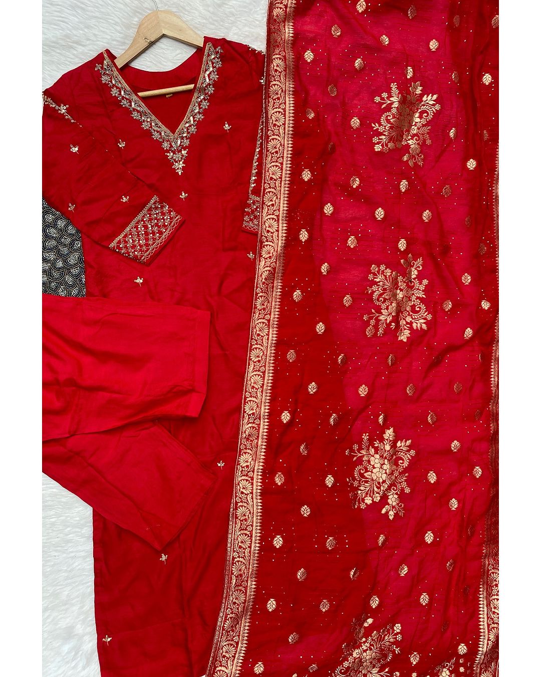 “Dilkash” A very beautiful Red v neck handwork set🛍️