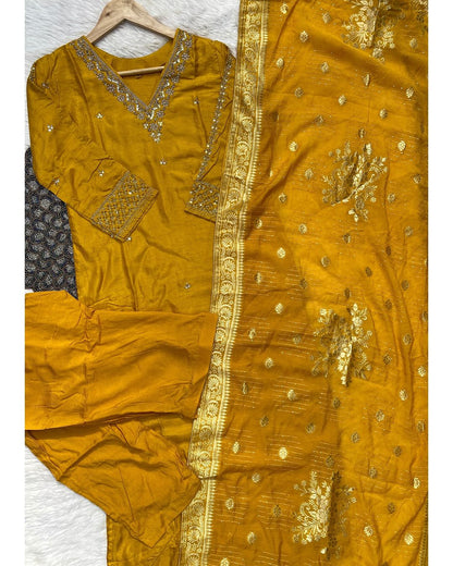 “Dilkash” A very beautiful Yellow v neck handwork set🛍️