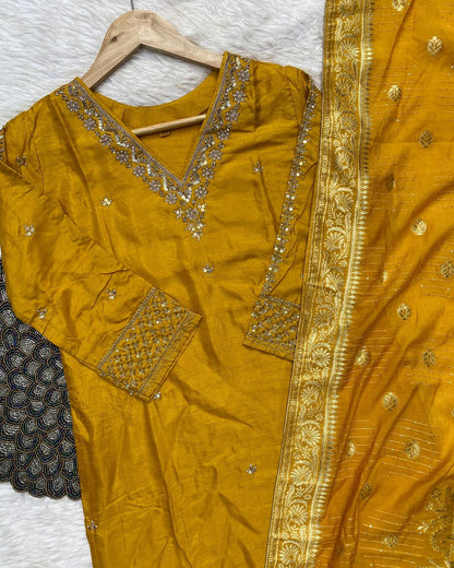 “Dilkash” A very beautiful Yellow v neck handwork set🛍️