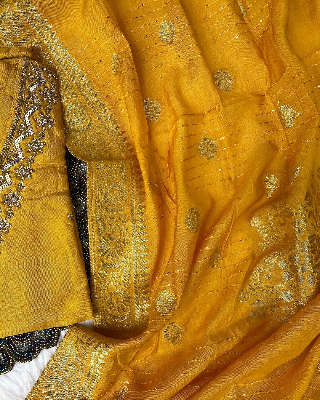 “Dilkash” A very beautiful Yellow v neck handwork set🛍️