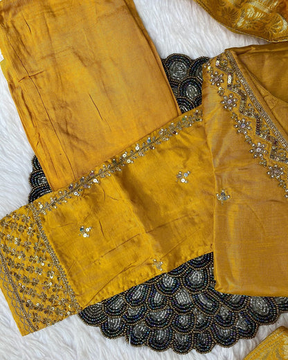 “Dilkash” A very beautiful Yellow v neck handwork set🛍️