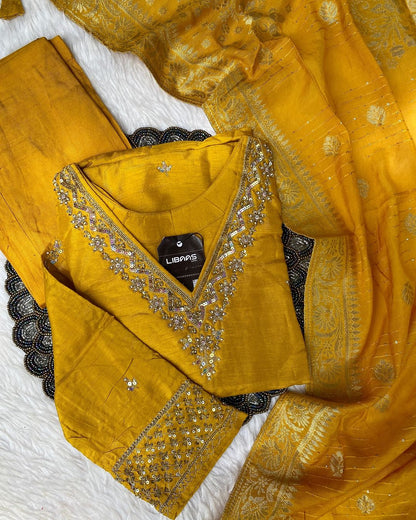 “Dilkash” A very beautiful Yellow v neck handwork set🛍️