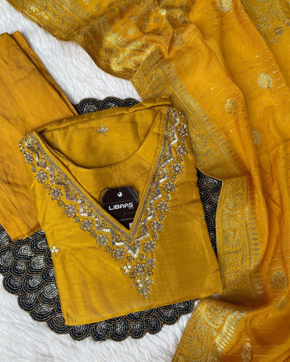 “Dilkash” A very beautiful Yellow v neck handwork set🛍️