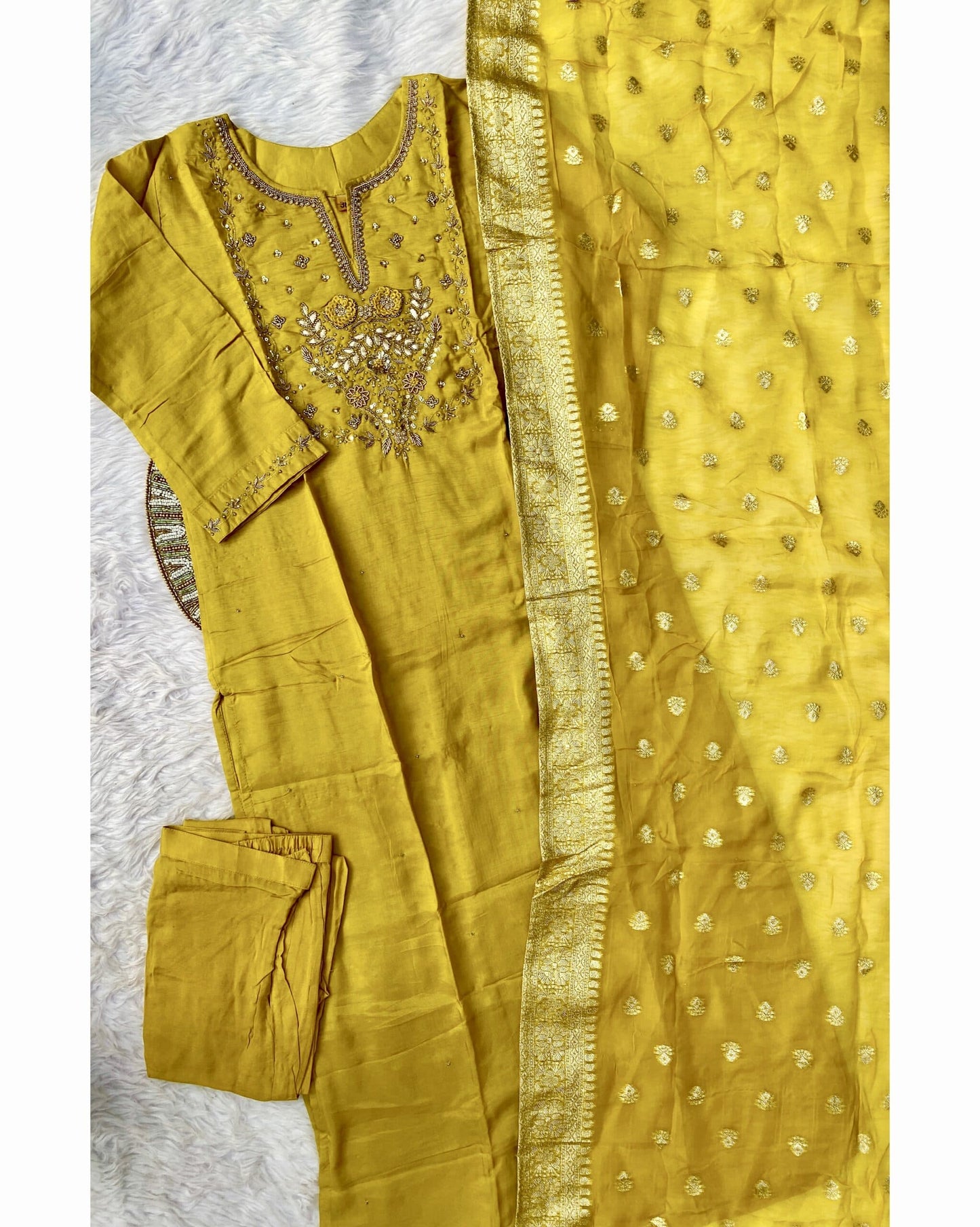 “RAQS” Premium festive wear Dola silk set 🛍️