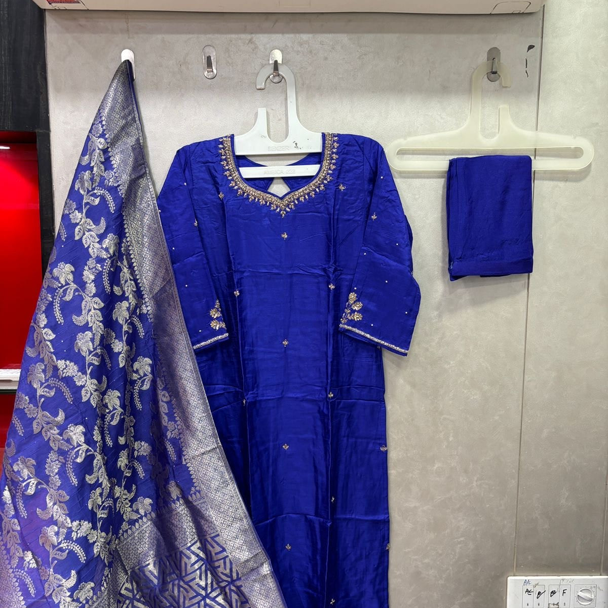 “Isha” Blue shade premium range dola silk set 🛍️
