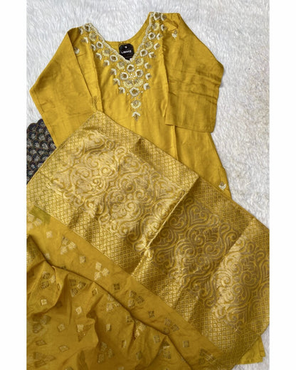 “Ziya” Beautiful yellow handwork dola silk set 🛍️