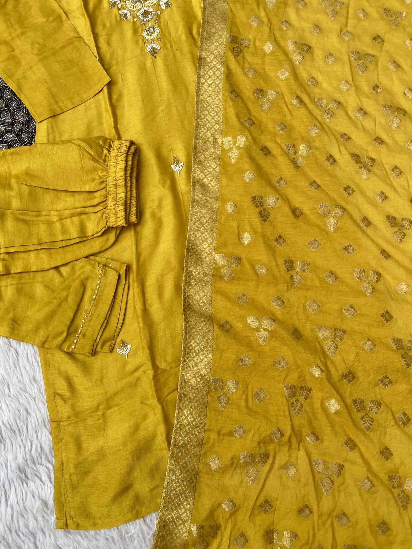 “Ziya” Beautiful yellow handwork dola silk set 🛍️