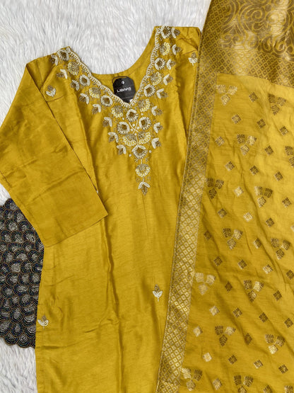 “Ziya” Beautiful yellow handwork dola silk set 🛍️