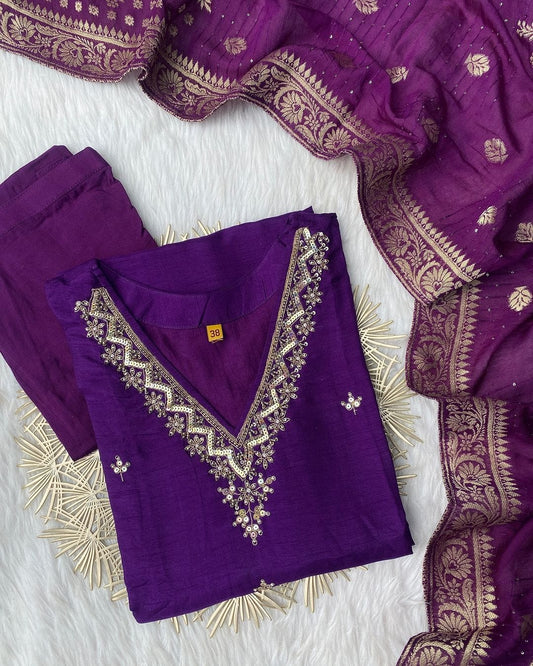 “Dilkash” A very beautiful Purple v neck handwork set🛍️