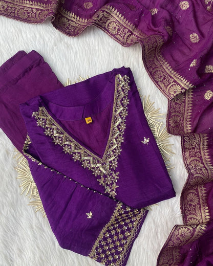 “Dilkash” A very beautiful Purple v neck handwork set🛍️