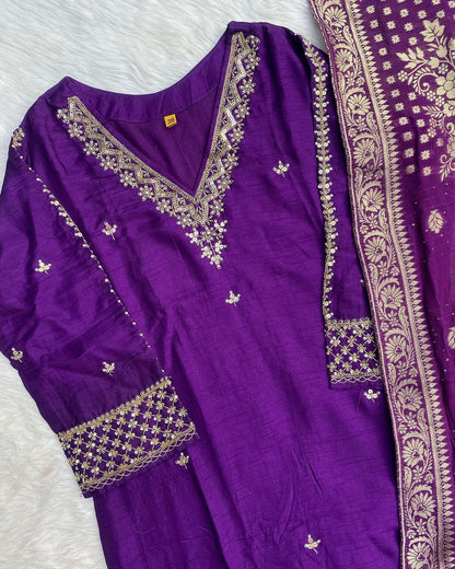 “Dilkash” A very beautiful Purple v neck handwork set🛍️