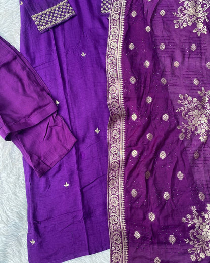 “Dilkash” A very beautiful Purple v neck handwork set🛍️