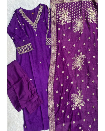 “Dilkash” A very beautiful Purple v neck handwork set🛍️